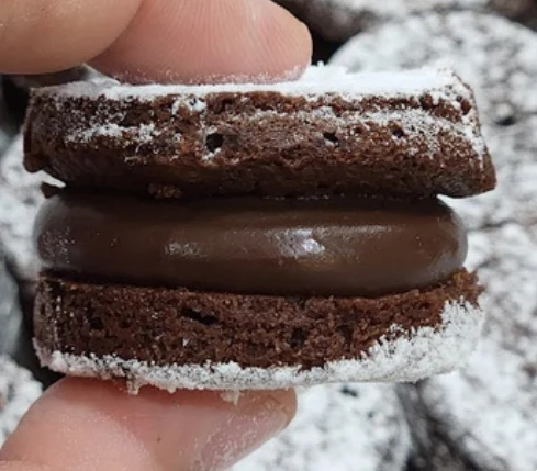 Massa de brownie com recheio de brigadeiro tradicional 50% cacau