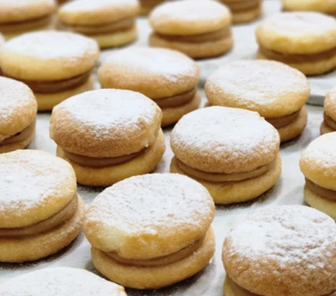 Massa de pão de ló com recheio de doce de leite caseiro da panela de pressão