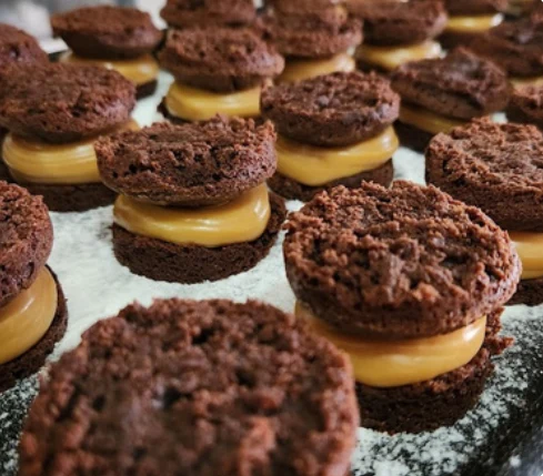 Massa de brownie com recheio de doce de leita da pressão